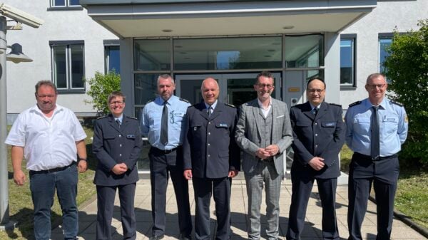 Personen (v.l.n.r.): PHK Kiefer (Personalrat Bundespolizeidirektion Koblenz), PHKin Eß (stellv. Leiterin des Sachbereichs Kriminalitätsbekämpfung der Bundespolizeidirektion Koblenz), PHK Hiergeist (ZBMD), Präsident Pelzl (Präsident der Bundespolizeidirektion Koblenz), Minister Jost, PHK Heysel (ZBMD), PHK Clemann (ZBMD) vor der Zentralstelle