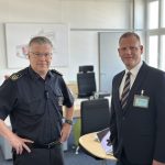 Professor Dr. Karsten Homrighausen von der Berliner Feuerwehr (l.) im Gespräch mit dem Chefredakteur der Crisis Prevention, André Luhmer (r.).