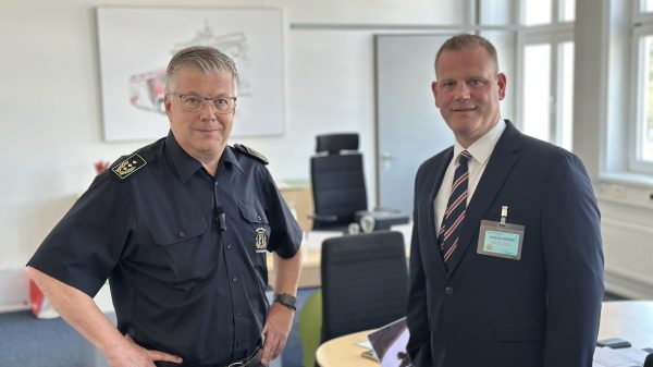 Professor Dr. Karsten Homrighausen von der Berliner Feuerwehr (l.) im Gespräch mit dem Chefredakteur der Crisis Prevention, André Luhmer (r.).