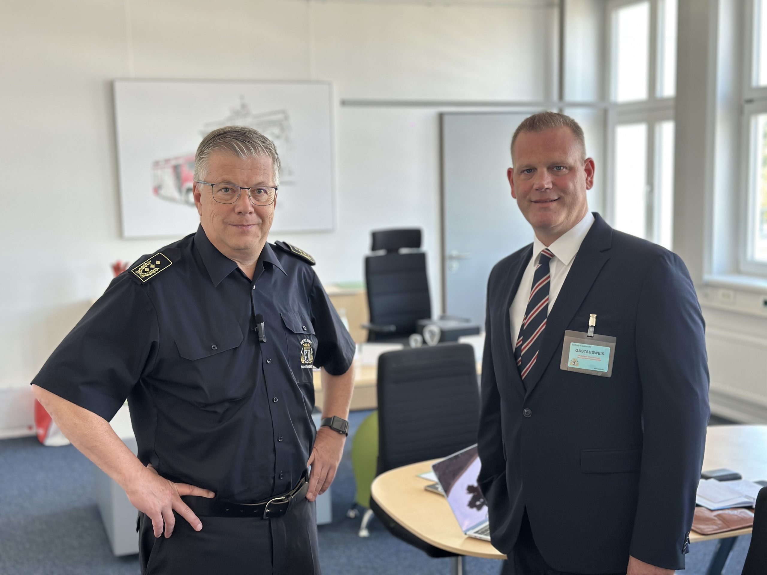Professor Dr. Karsten Homrighausen von der Berliner Feuerwehr (l.) im Gespräch mit dem Chefredakteur der Crisis Prevention, André Luhmer (r.).