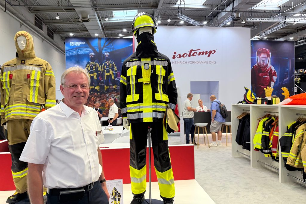 Alexander Vorndamme-Zentarra von ISOTEMP vor seinem Messestand.