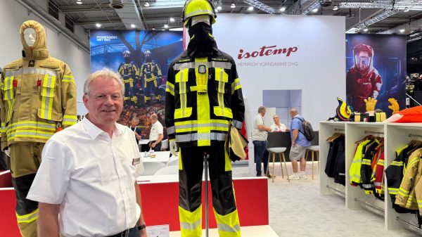 Alexander Vorndamme-Zentarra von ISOTEMP vor seinem Messestand.
