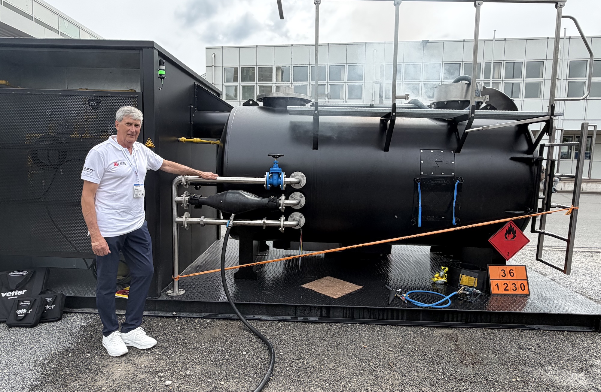 Mathé Koenen von Lion erklärt auf der Interschutz die Funktionsweise der mobilen Gefahrgut-Ausbildung.
