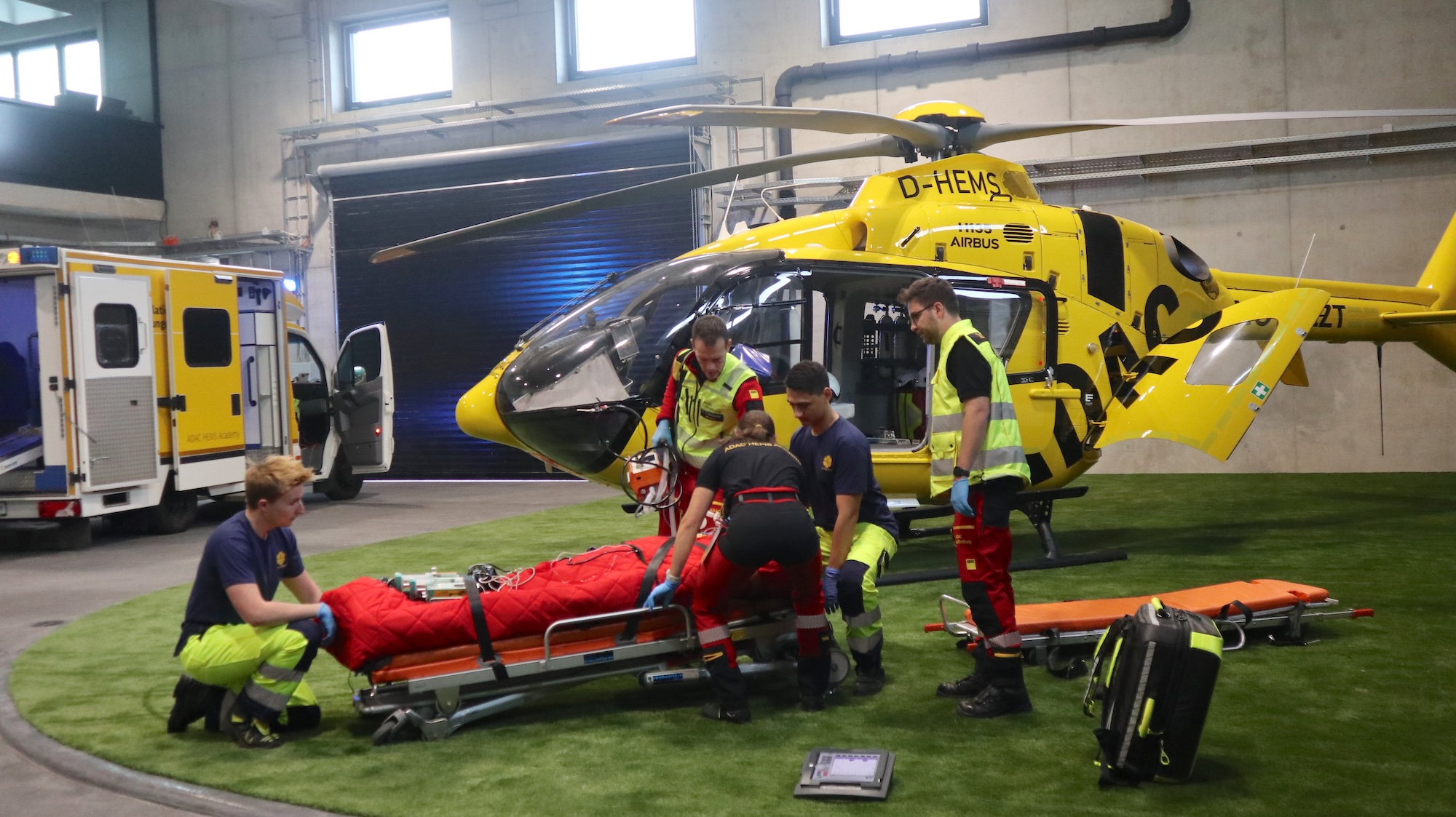 Besonders das Zusammenspiel verschiedener Organisationen und Teams soll in Oberpfaffenhofen auf dem ADAC Luftrettung Campus geübt werden.