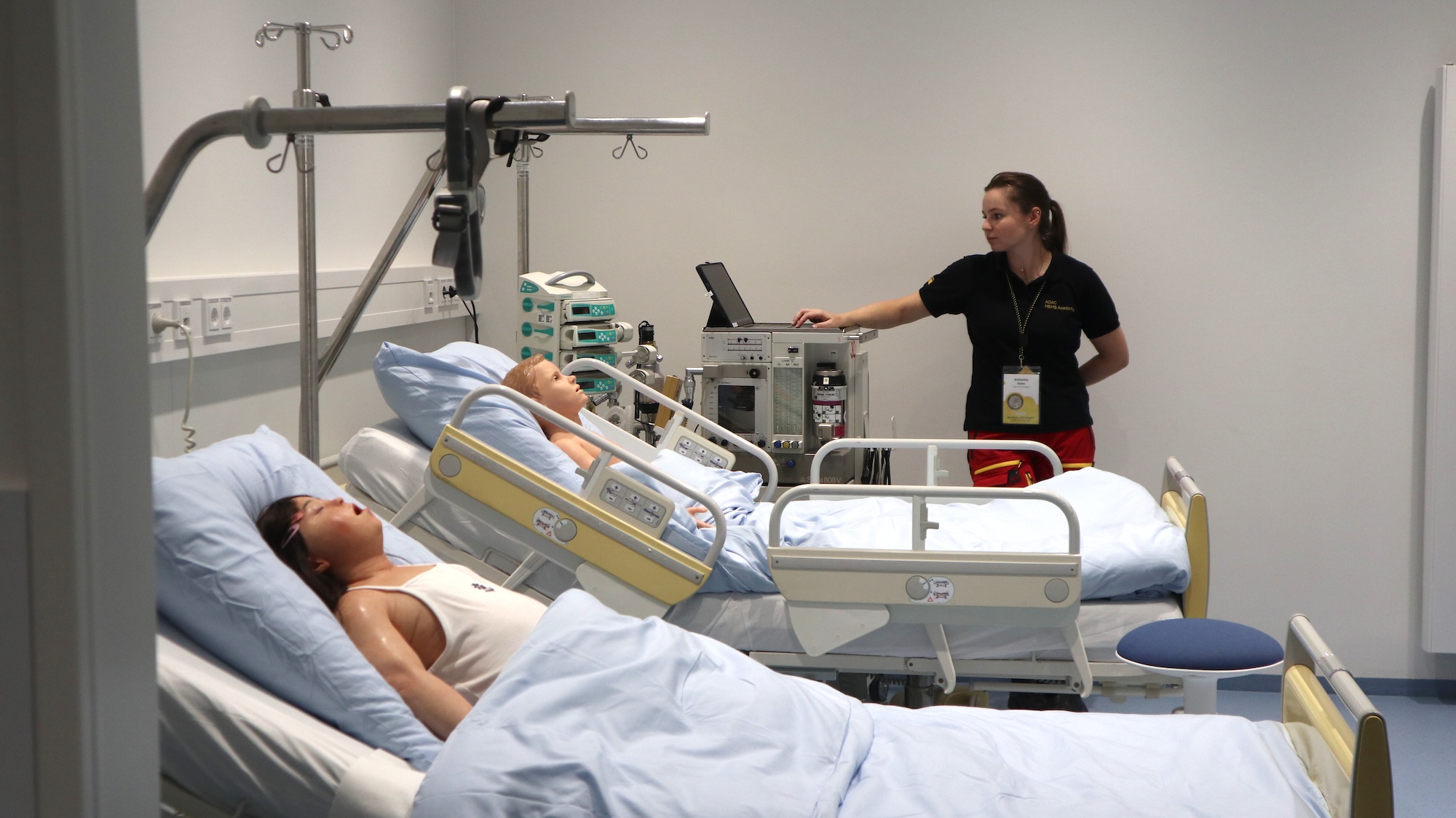 Im Krankenhaus-Bereich des Campus stehen realistische Puppen zur Verfügung, die Mimik, Tränen und Geräusche von sich geben können.