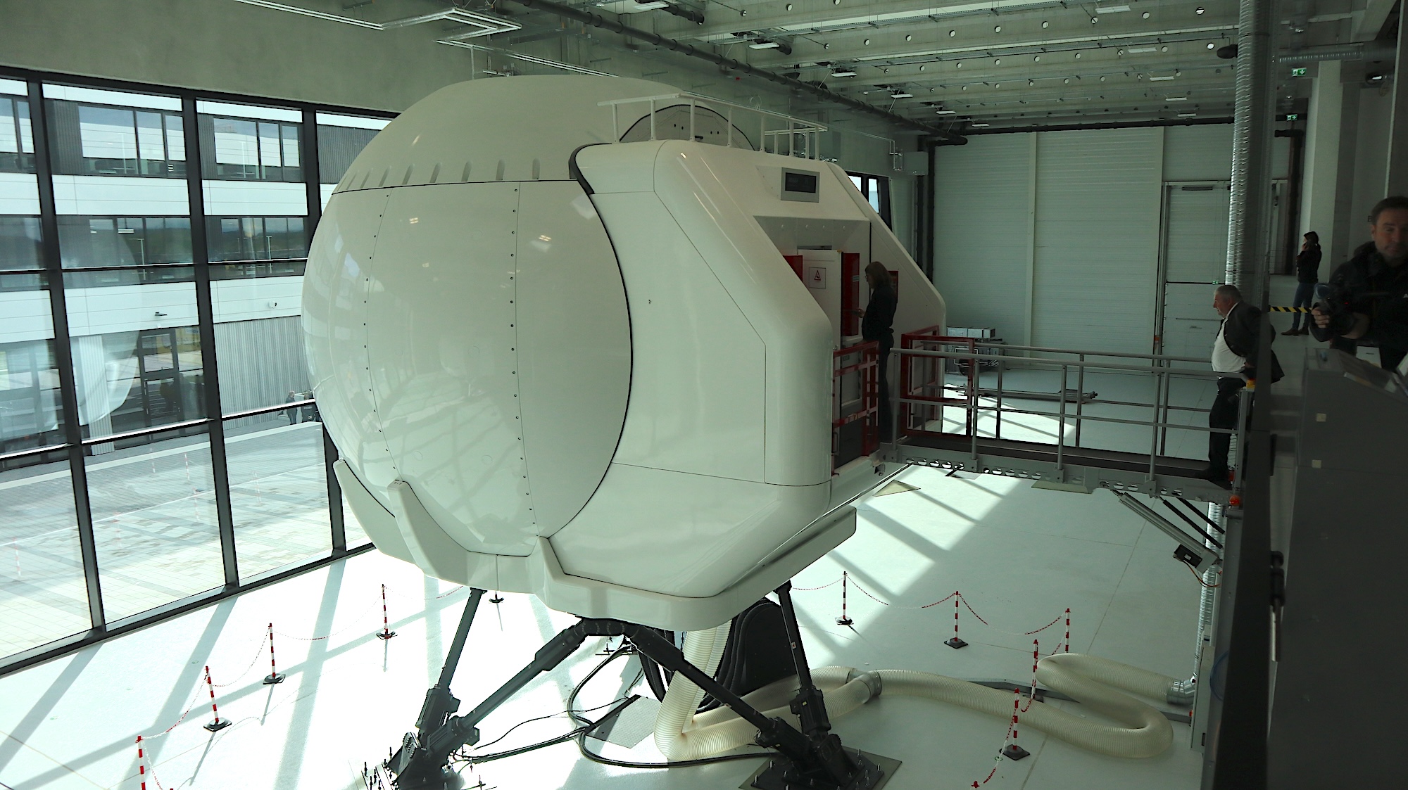 Auch große Simulatoren für den Flug im Rettungshubschrauber stehen zur Verfügung – betrieben werden Sie durch das Joint Venture HMotion.