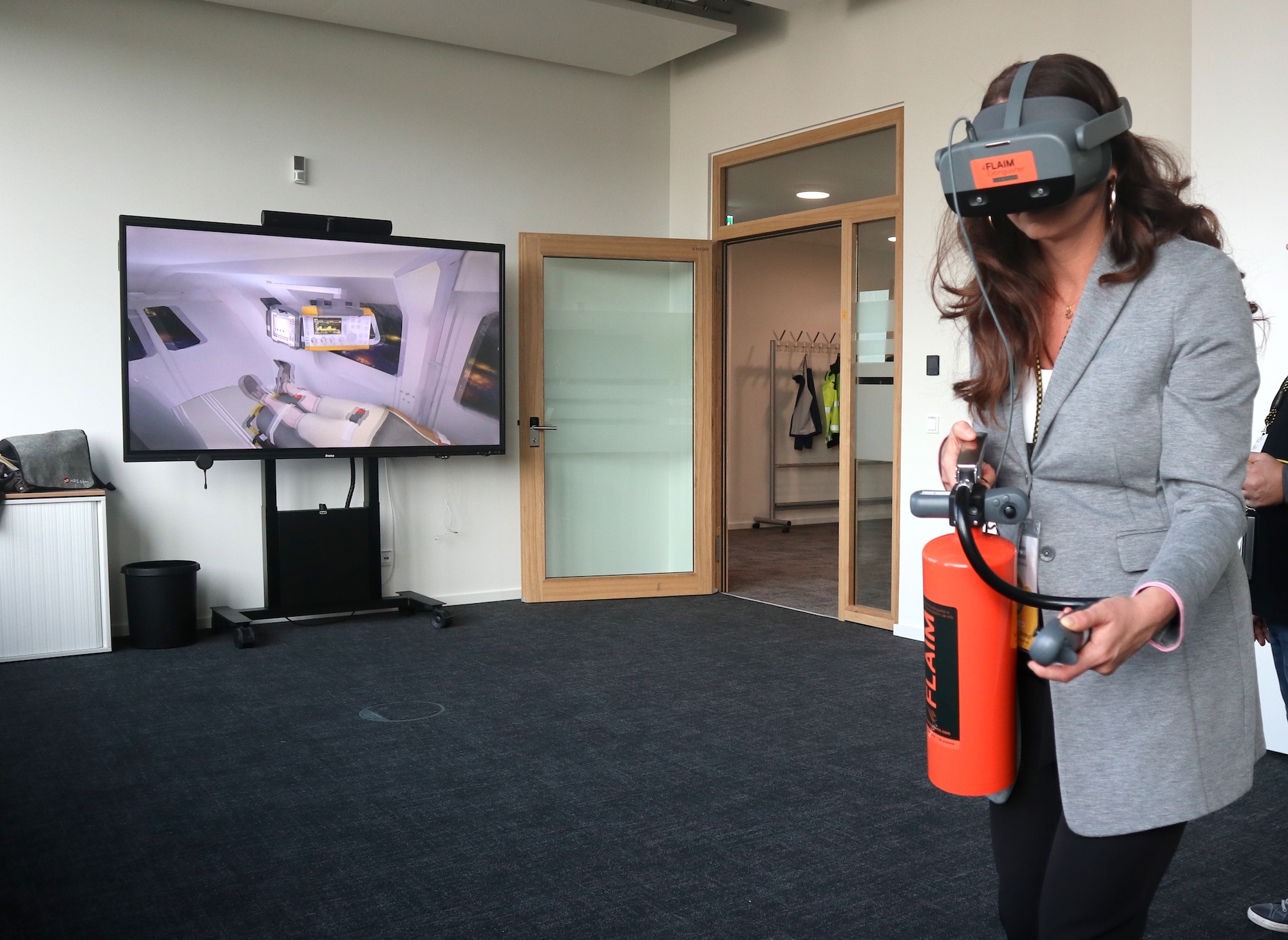 VR-Brille und Feuerlöscher reichen für das Training. Optional kann ein Ausbilder das Szenario an einem Bildschirm überwachen.