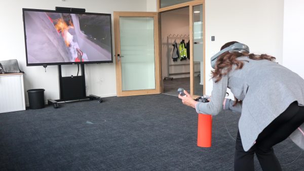 Voller Körpereinsatz in der Simulation: Mit FLAIM FEX soll die Aus- und Weiterbildung an Feuerlöschern kosteneffizient und sicher absolviert werden.