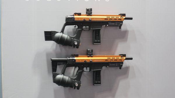 Less-Lethal-Distanzwirkmittel UMX414, hier mit zwei unterschiedlichen Schulterstützen.