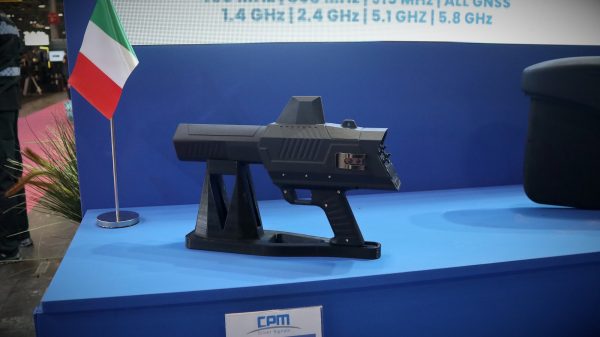 Das kleinste von drei in Paris gezeigten Drohnenabwehrsysteme von CPM aus Italien: Wilson-Plus.