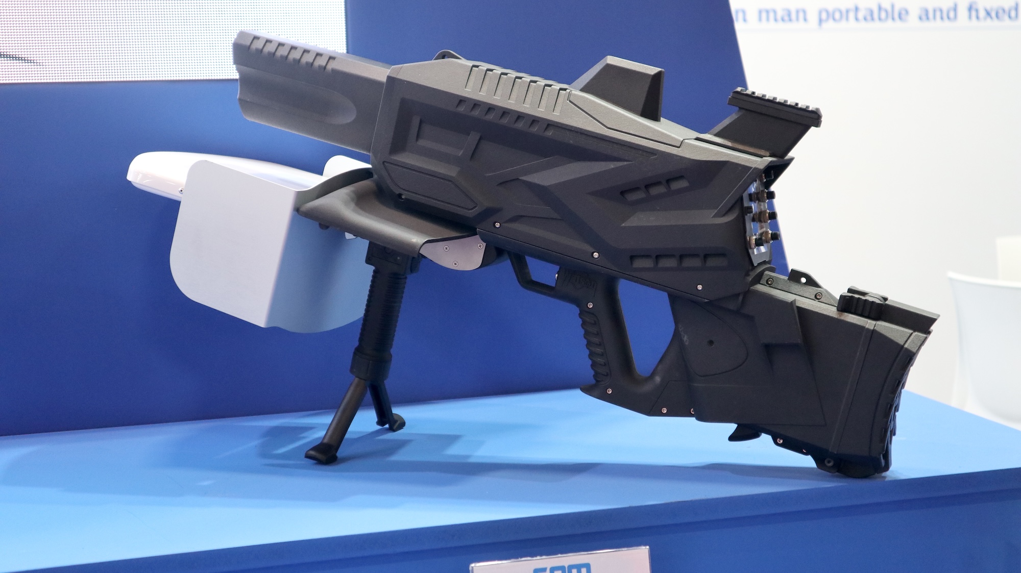 Watson-Plus verfügt über mehr Frequenzbänder als Wilson und wird auch von der französischen Polizei genutzt.