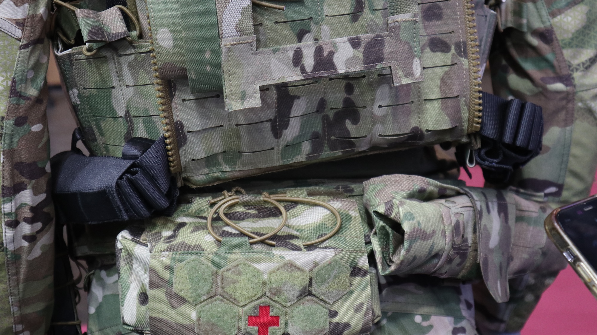 Hier schwarz im Bild: Position der beiden Gurt-Päckchen an einer ballistischen Weste.