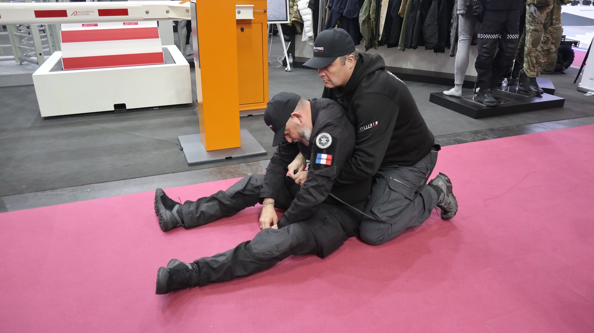 Die Gurte werden aus den Päckchen nach vorn geführt und um die Brust gelegt.