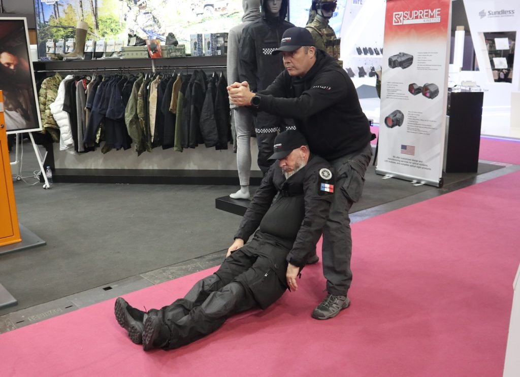 Der RO Stealth System Bergungsgurt ermöglicht es der bergenden Person beide Hände frei zu halten.