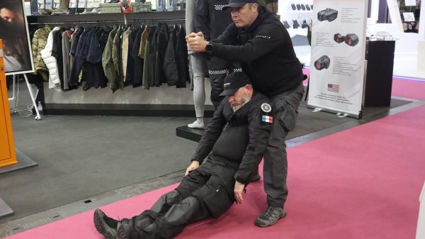 Der RO Stealth System Bergungsgurt ermöglicht es der bergenden Person beide Hände frei zu halten.