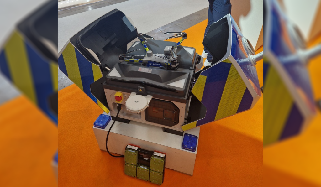 DJI-Drohne in Abflugstation und Polizeiausführung von Dronrise auf der INFOPOL XPO112.