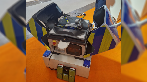 DJI-Drohne in Abflugstation und Polizeiausführung von Dronrise auf der INFOPOL XPO112.