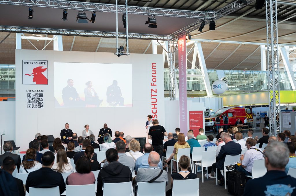 Während der sechs Messetage (1.-6. Juni 2026) sprechen rund 100 Expertinnen und Experten auf dem INTERSCHUTZ Forum zu unterschiedlichen Themen aus der Branche für die Branche.