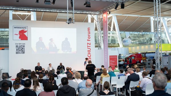 Während der sechs Messetage (1.-6. Juni 2026) sprechen rund 100 Expertinnen und Experten auf dem INTERSCHUTZ Forum zu unterschiedlichen Themen aus der Branche für die Branche.