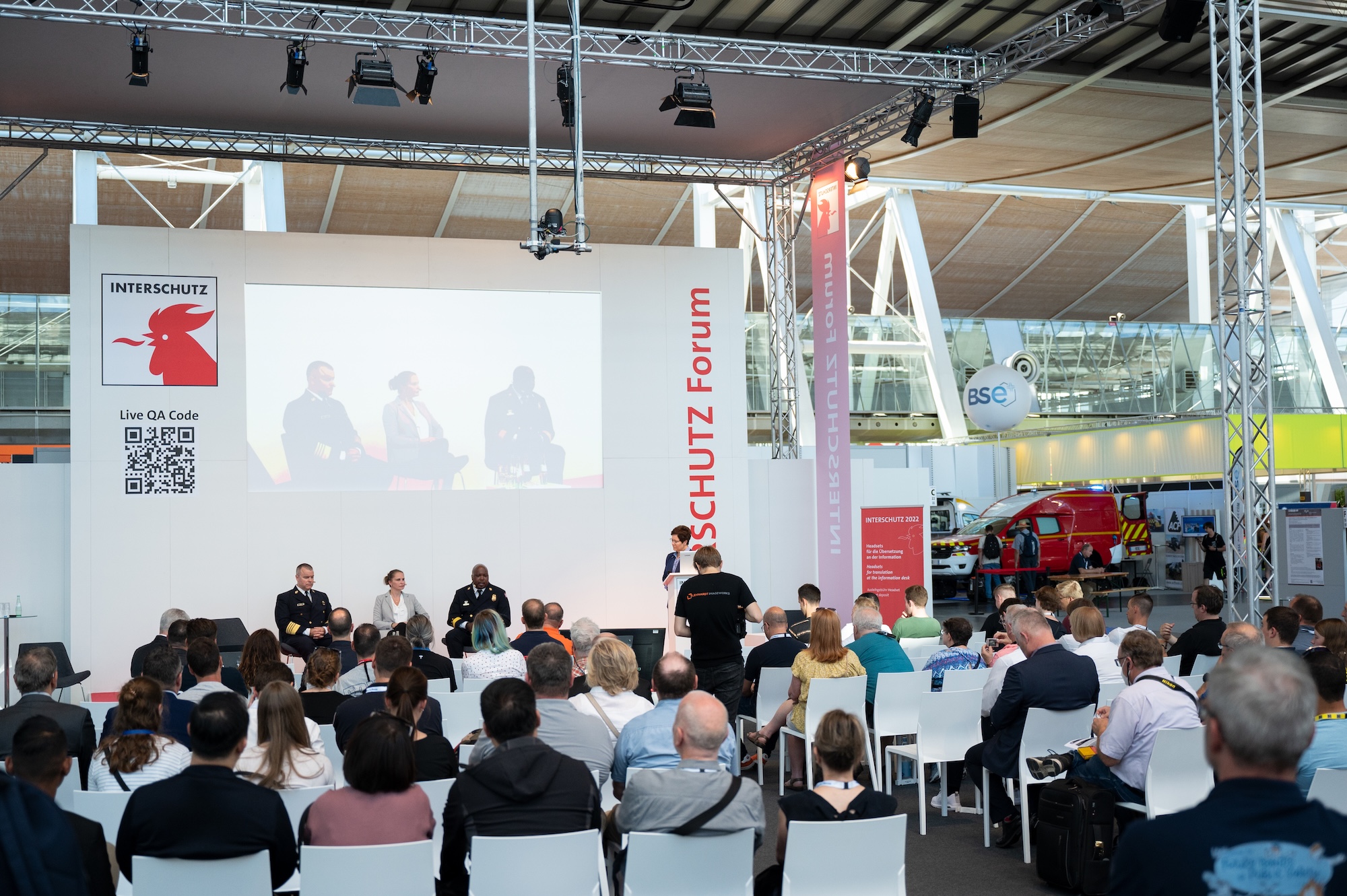 Während der sechs Messetage (1.-6. Juni 2026) sprechen rund 100 Expertinnen und Experten auf dem INTERSCHUTZ Forum zu unterschiedlichen Themen aus der Branche für die Branche.