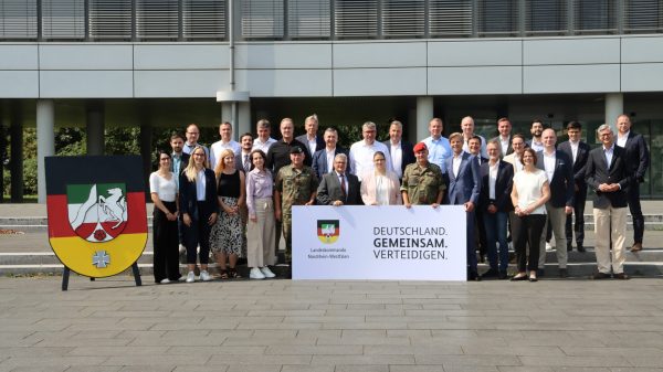 Die Industrie- und Handelskammern (IHK) aus NRW kamen beim Landeskommando NRW zusammen, um über gemeinsame Punkte zu sprechen.
