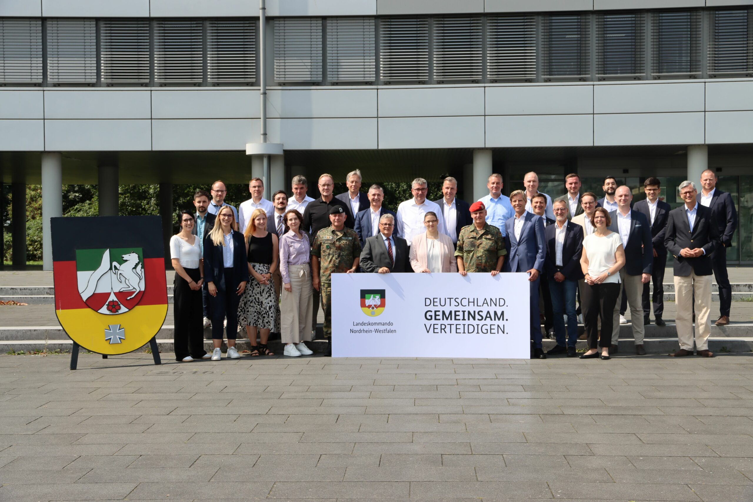 Die Industrie- und Handelskammern (IHK) aus NRW kamen beim Landeskommando NRW zusammen, um über gemeinsame Punkte zu sprechen.