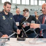 Drohnenabwehr in Hessen: Innenminister Roman Poseck mit dem Leiter der Polizeifliegerstaffel Christoph von Zezwitsch