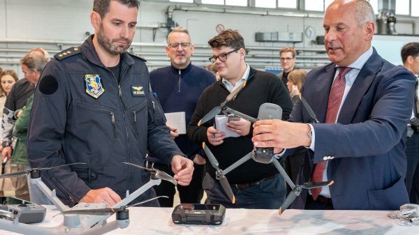 Drohnenabwehr in Hessen: Innenminister Roman Poseck mit dem Leiter der Polizeifliegerstaffel Christoph von Zezwitsch