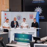 Innenminister Roman Poseck, Frankfurts Polizeipräsident Stefan Müller, Vizepräsidenten des Hessischen Polizeipräsidiums für Technik Bodo Koch und Projektleiter Simon Karlsson stellen die neue Technik KI-gestützter Videoschutzanlagen im Polizeipräsidium Frankfurt vor