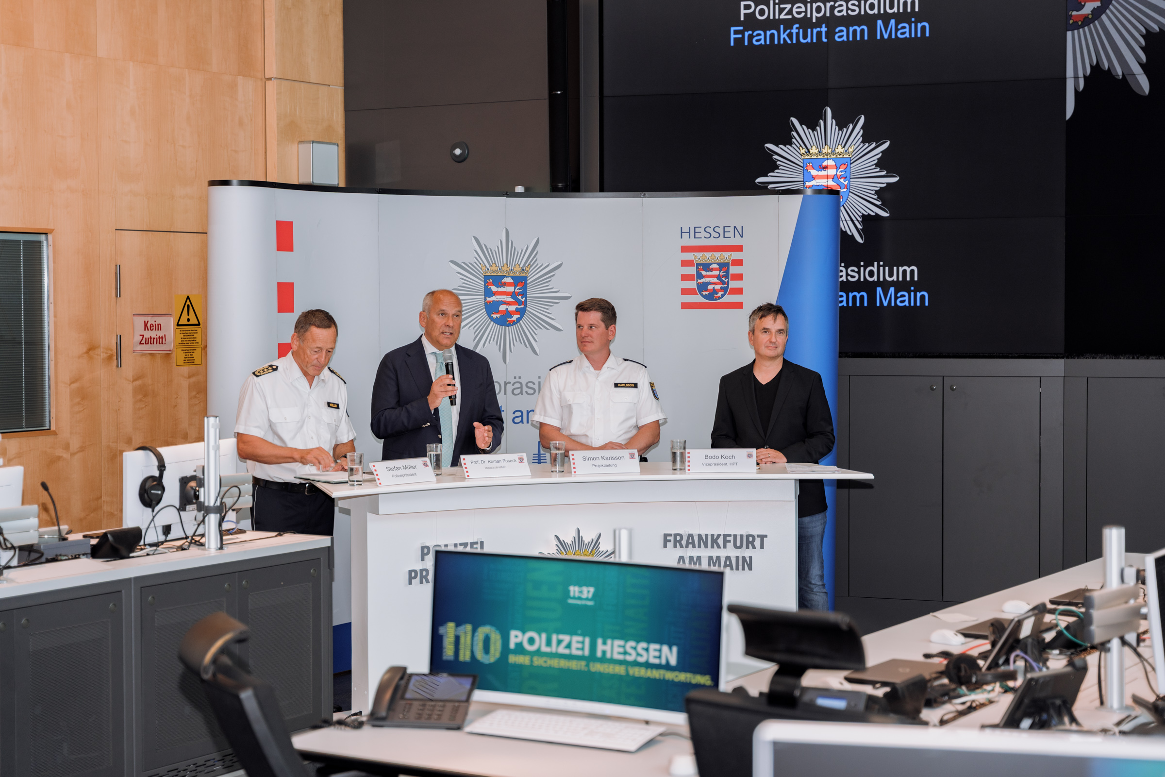 Innenminister Roman Poseck, Frankfurts Polizeipräsident Stefan Müller, Vizepräsidenten des Hessischen Polizeipräsidiums für Technik Bodo Koch und Projektleiter Simon Karlsson stellen die neue Technik KI-gestützter Videoschutzanlagen im Polizeipräsidium Frankfurt vor