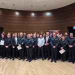 Hessischer Feuerwehrpreis 2025: Innenminister Roman Poseck und Norbert Fischer, Präsident des Landesfeuerwehrverbandes Hessen, im Kreis der Preisträger.