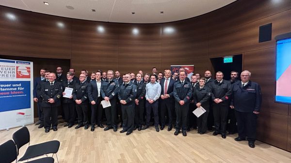 Hessischer Feuerwehrpreis 2025: Innenminister Roman Poseck und Norbert Fischer, Präsident des Landesfeuerwehrverbandes Hessen, im Kreis der Preisträger.