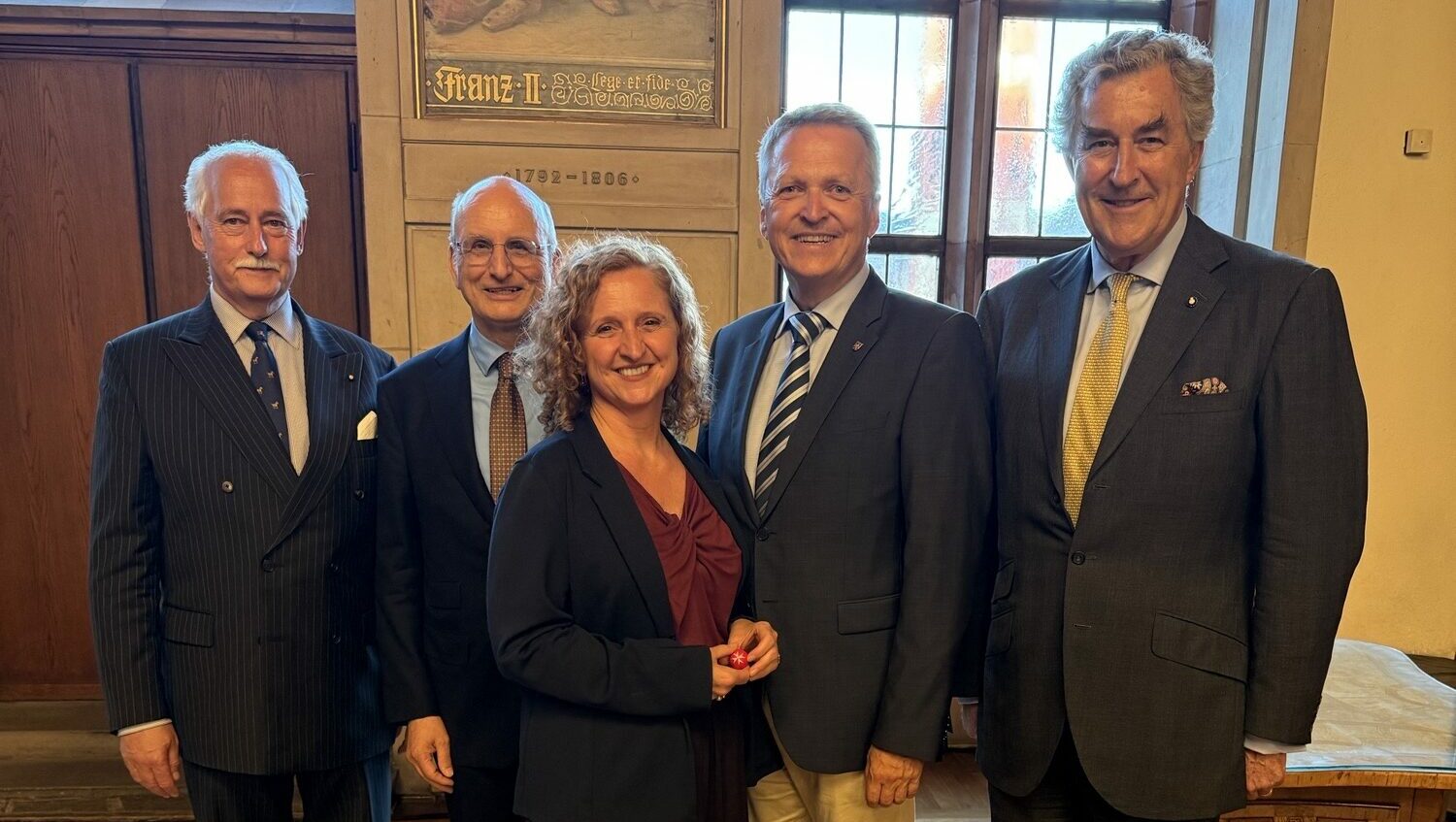 (v.l.n.r.): Rudolph Herzog von Croӱ (Landesbeauftragter und Regionalleiter Malteser Hilfsdienst), Ernst Freiherr von Freyberg (Präsident der Deutschen Assoziation des Souveränen Malteser Ritterordens), Elke Voitl (Dezernentin für Soziales und Gesundheit), Innenstaatssekretär Martin Rößler und Georg Graf von Khevenmüller (Präsident des Malteser Hilfsdienst) bei der Veranstaltung.