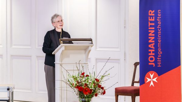 Beim Festakt zum 75-jährigen Jubiläum der Johanniter-Hilfsgemeinschaften in der Hof- und Stadtkirche St. Johannis in Hannover hielt Dr. Petra Bahr, Staatssekretärin im Bundesministerium für Bildung, Familie, Senioren, Frauen und Jugend, eine Rede.