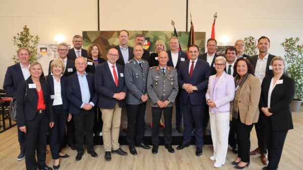 Jahresempfang Landeskommando NRW: Brigadegeneral Hans-Dieter Müller (Mitte) mit Ministern sowie Landtagsabgeordneten des Landes Nordrhein-Westfalen. Rechts neben dem General: Nathanael Liminski, Minister für Bundes- und Europaangelegenheiten, Internationales sowie Medien und Chef der Staatskanzlei. Links neben dem General: Oberstleutnant René Zander, Vorsitzender des Verbands der Reservisten der Deutschen Bundeswehr Landesverband West e.V.