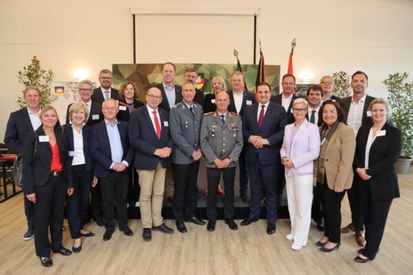 Jahresempfang Landeskommando NRW: Brigadegeneral Hans-Dieter Müller (Mitte) mit Ministern sowie Landtagsabgeordneten des Landes Nordrhein-Westfalen. Rechts neben dem General: Nathanael Liminski, Minister für Bundes- und Europaangelegenheiten, Internationales sowie Medien und Chef der Staatskanzlei. Links neben dem General: Oberstleutnant René Zander, Vorsitzender des Verbands der Reservisten der Deutschen Bundeswehr Landesverband West e.V.