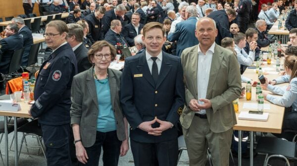 Stadträtin Annette Rinn, Innenminister Roman Poseck und der neue Chef der Frankfurter Feuerwehr Markus Röck bei der Jahreshauptversammlung des Kreisfeuerwehrverbandes