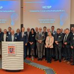 Staatssekretär Martin Rößler mit den Teilnehmern der Hessischen Cybersicherheitsplattform