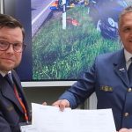Sören Ollhoff, Landesbeauftragter des Landesverbandes Hamburg, Mecklenburg-Vorpommern, Schleswig-Holstein des THW, und Jacob S. Deleuran, Head of National Operations der DEMA, unterzeichnen gemeinsame Kooperationsvereinbarung zur Stärkung der grenzüberschreitenden Zusammenarbeit im Bevölkerungsschutz.
