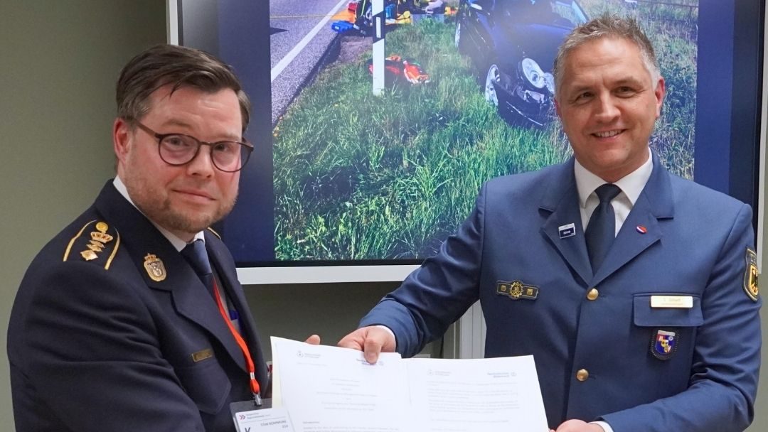 Sören Ollhoff, Landesbeauftragter des Landesverbandes Hamburg, Mecklenburg-Vorpommern, Schleswig-Holstein des THW, und Jacob S. Deleuran, Head of National Operations der DEMA, unterzeichnen gemeinsame Kooperationsvereinbarung zur Stärkung der grenzüberschreitenden Zusammenarbeit im Bevölkerungsschutz.