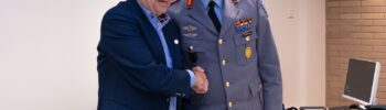Prof. Heyo K. Kroemer, Vorstandsvorsitzender der Charité und Generalstabsarzt Dr. Johannes Backus, Kommandeur Gesundheitseinrichtungen der Bundeswehr unterzeichnen den Kooperationsvertrag