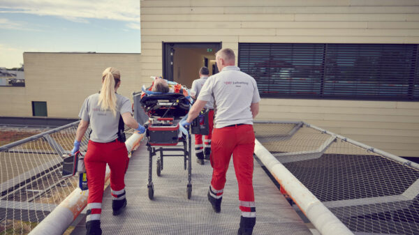 Durch acht Schritte wird die Patientenübergabe bei der DRF Luftrettung SINNHAFT.
