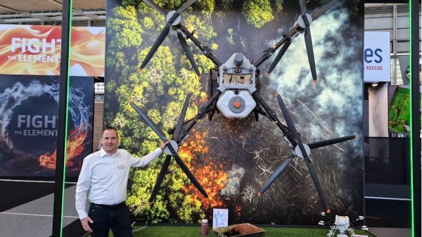Drohnen: Mächtig groß ist die DJI Agras T100 (hier ohne Akku) mit ihren 3,22 m Spannweite