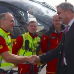 Markus Söder begrüßt einen Luftretter des ADAC