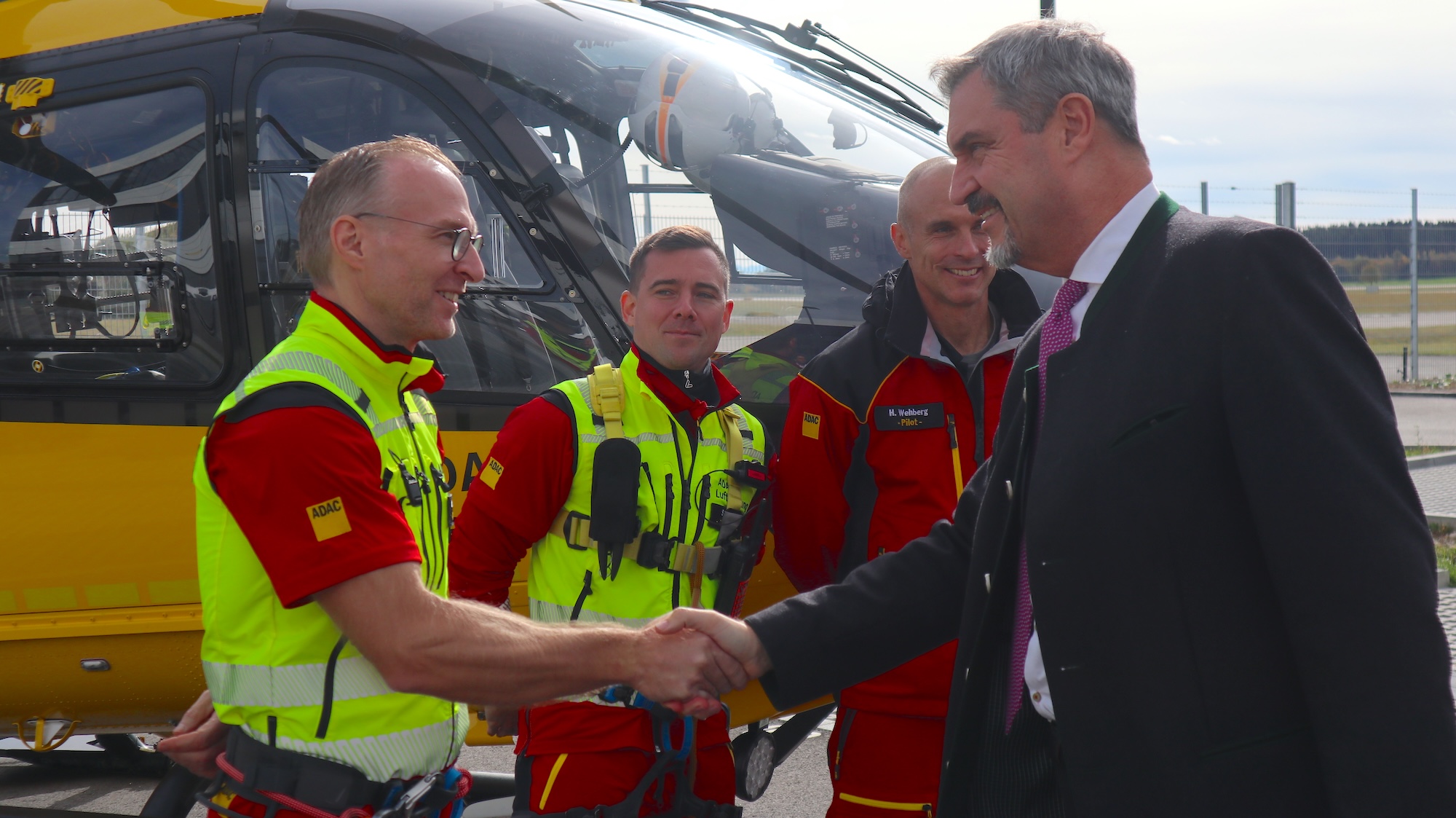 Markus Söder begrüßt einen Luftretter des ADAC