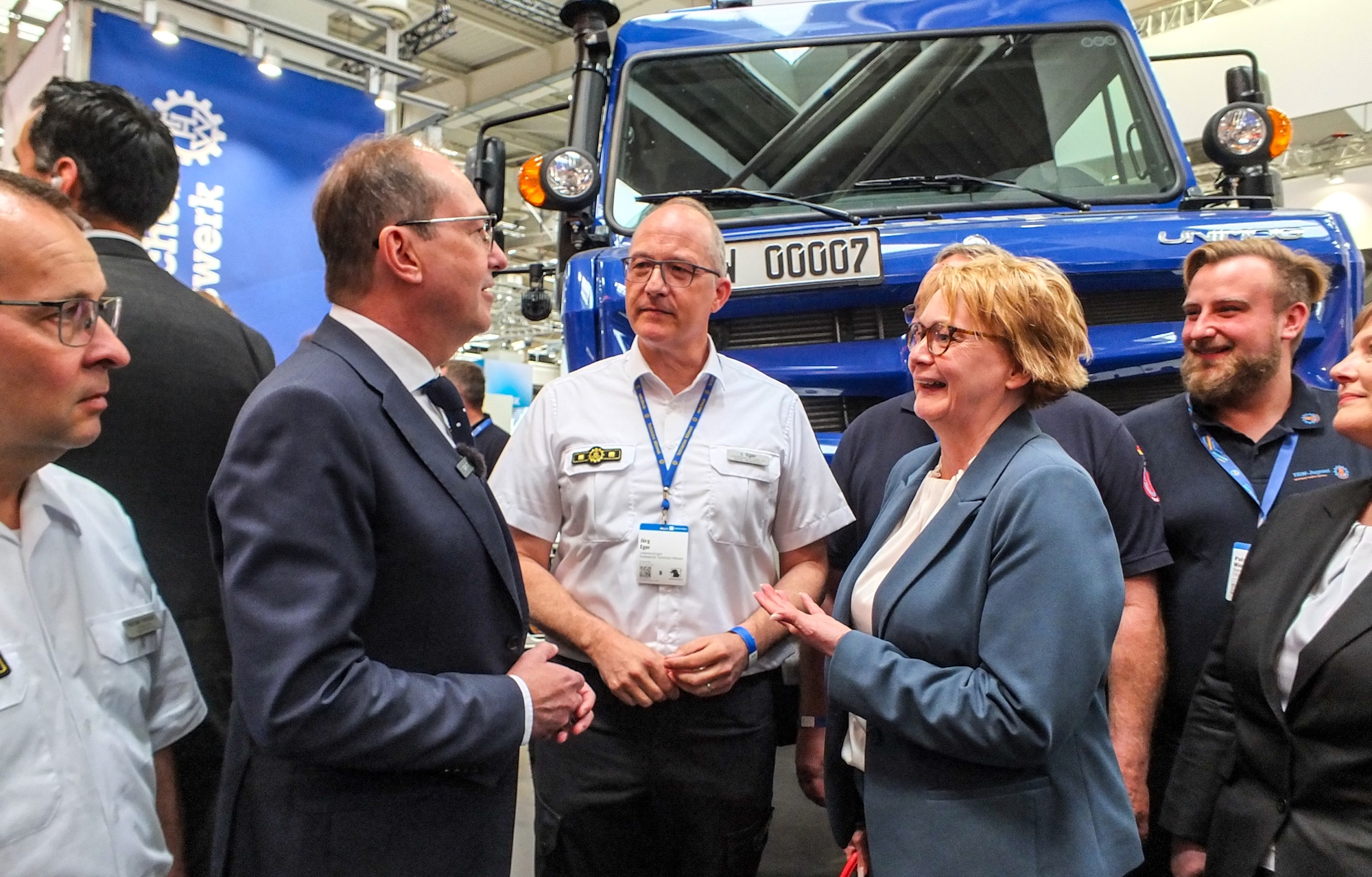 Minister Dobrindt besucht THW-Stand bei Interschutz.
