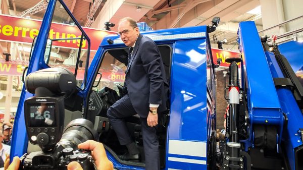 THW-Stand: Minister Dobrindt überzeugte sich vom THW-Material.