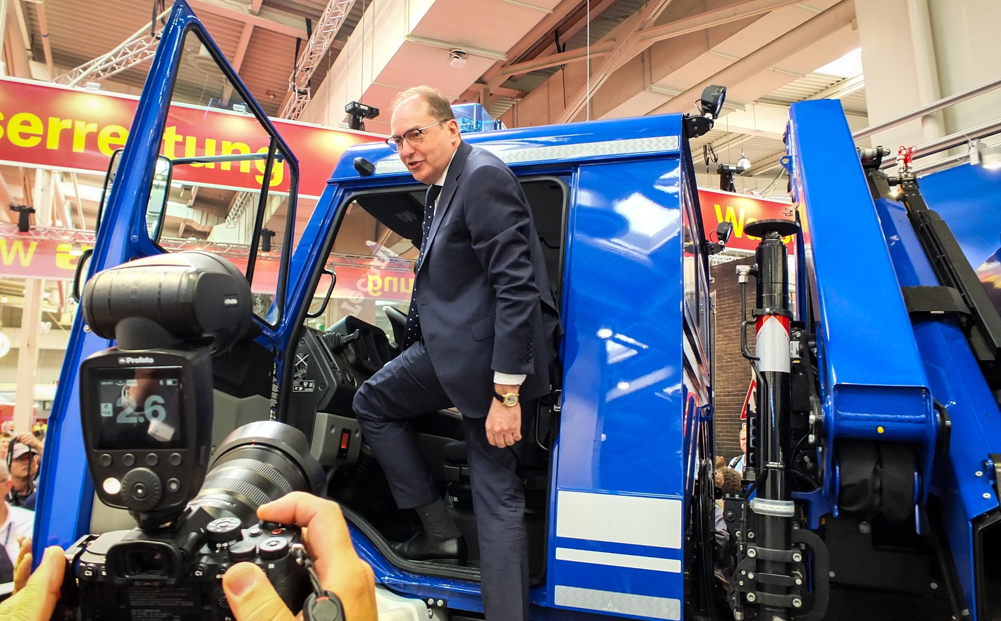 THW-Stand: Minister Dobrindt überzeugte sich vom THW-Material.
