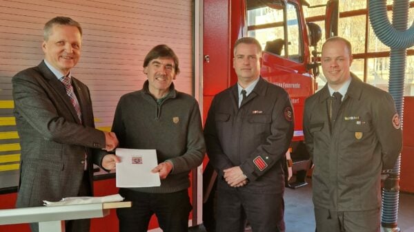 Feuerwehr Mörfelden-Walldorf Hessen - v.l.n.r. Staatssekretär Martin Rößler, BGM Thomas Winkler, Stellvertretender Wehrführer Thomas Alp, Stadtbrandinspektor Marco Schmitz