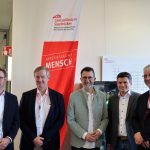 Personen bem Notfalltag Saar (v.l.n.r.): Timm Mathis, Geschäftsführer des ZRF Saar; Prof. Dr. Andreas Sielenkämper; Chefarzt für Anästhesiologie am CaritasKlinikum Saarbrücken; Innenminister Reinhold Jost; Florian Schäfer, MdL; San.-Rat Dr. Thomas Schlechtriemen, Ärztliche Leiter Rettungsdienst beim ZRF.